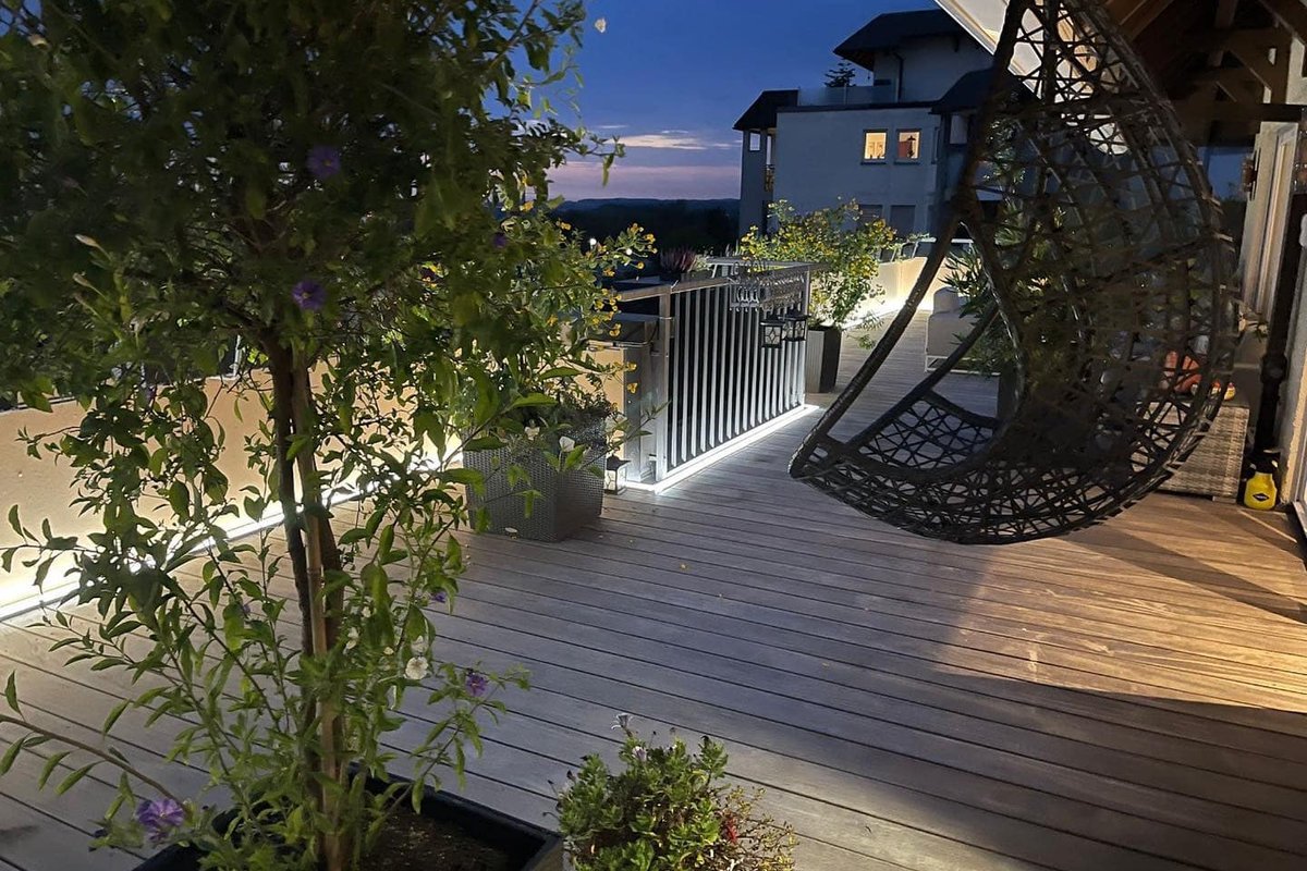 Modern gestaltete Terrasse